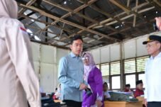 Wapres Gibran Rakabuming meninjau kondisi bangunan SDN 016 Serusa di Kabupaten Rokan Hilir, Riau.