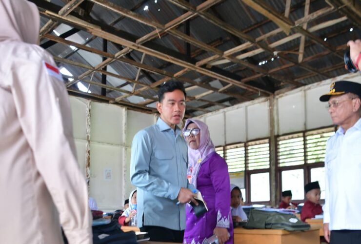 Wapres Gibran Rakabuming meninjau kondisi bangunan SDN 016 Serusa di Kabupaten Rokan Hilir, Riau.