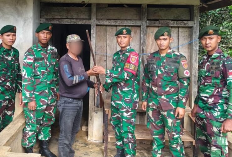 Satgas Pamtas Terima Penyerahan Senjata Rakitan Warga