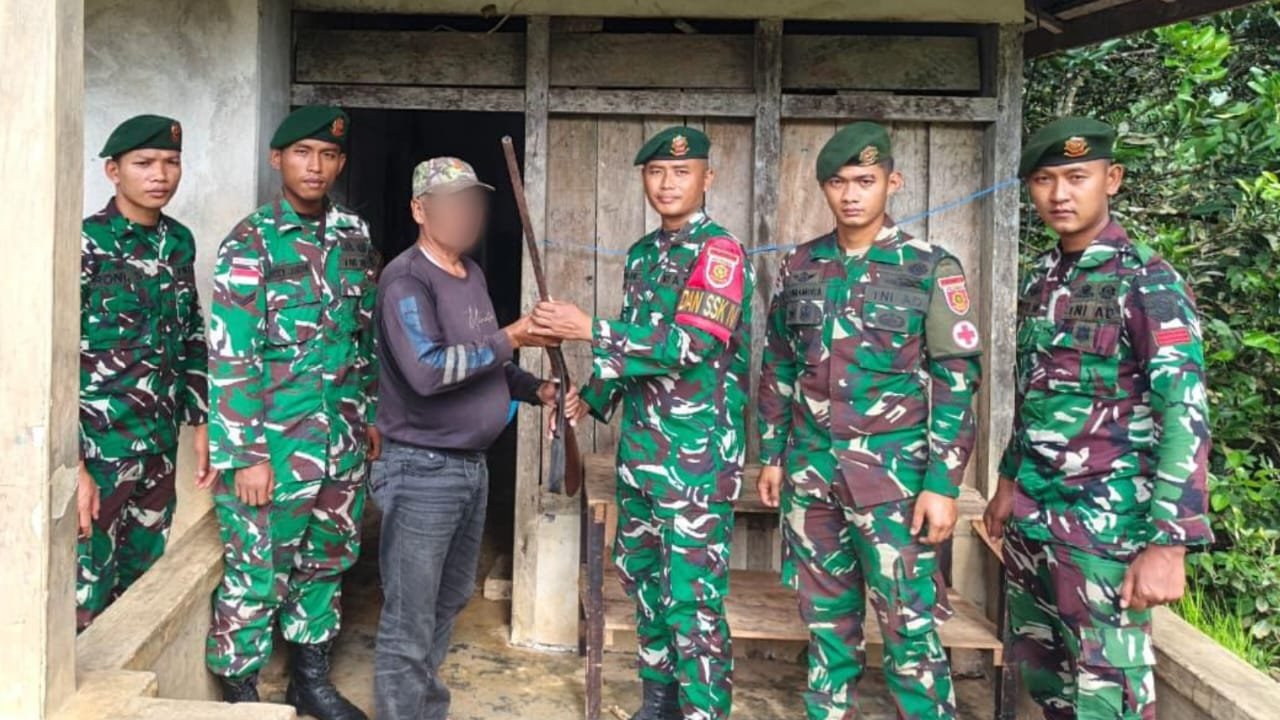 Satgas Pamtas Terima Penyerahan Senjata Rakitan Warga