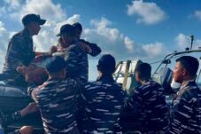Keterangan Foto: Personel TNI Angkatan Laut mengevakuasi dua korban selamat KLM Nurul Salsa 01 yang ditemukan nelayan di sekitar Pulau Sanipa, Kabupaten Kepulauan Selayar, Sulawesi Selatan, Minggu, 19 Juli 2026.