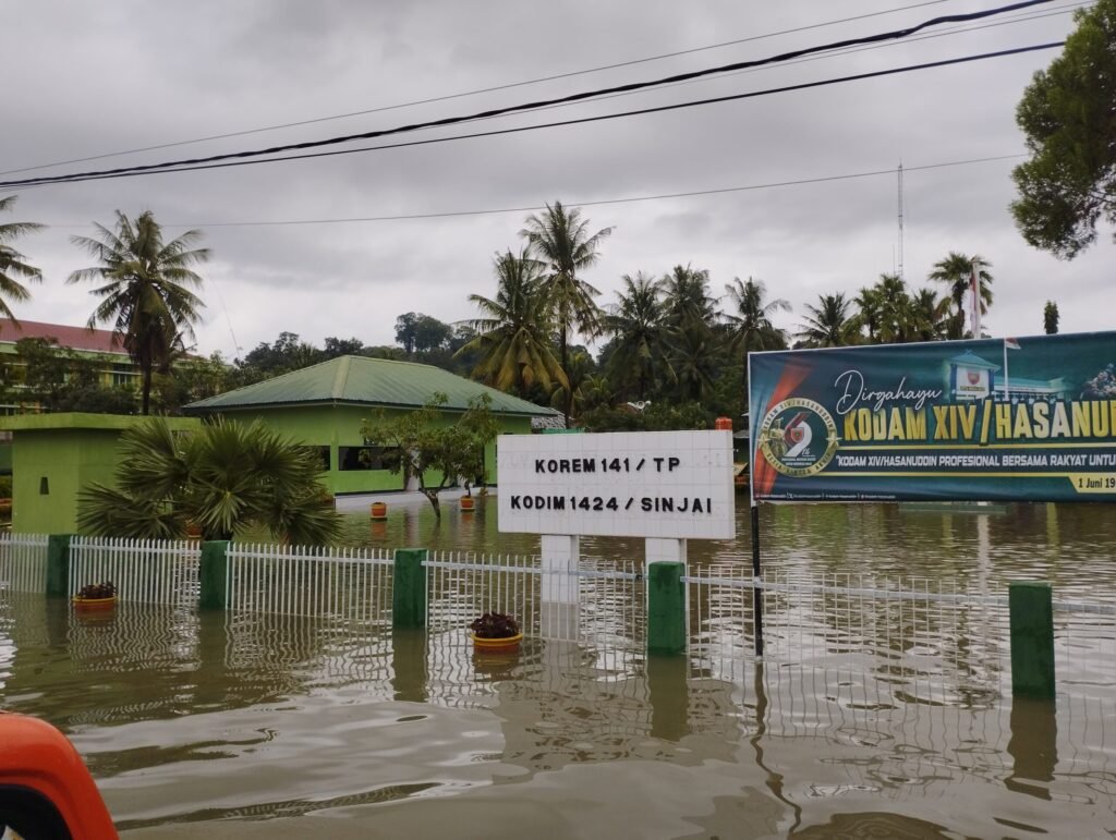 Genangan banjir merendam permukiman dan sejumlah fasilitas umum di Kecamatan Sinjai Utara, Kabupaten Sinjai, Minggu (19/7/2026).