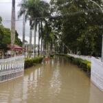 Banjir merendam permukiman dan perkantoran di Kecamatan Sinjai Utara.