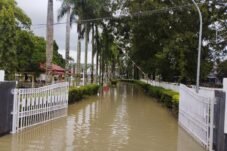 Banjir merendam permukiman dan perkantoran di Kecamatan Sinjai Utara.