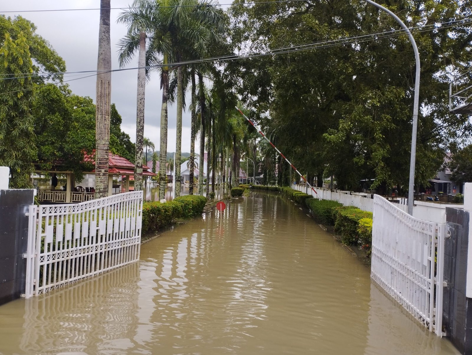 Banjir merendam permukiman dan perkantoran di Kecamatan Sinjai Utara.