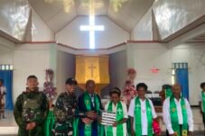 Personel Satgas Yonif 645/GTY memperkenalkan anggota Pos TNI kepada jemaat di Gereja Distrik Apalapsili, Kabupaten Yalimo, Papua Pegunungan.