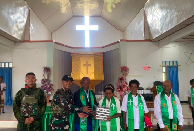 Personel Satgas Yonif 645/GTY memperkenalkan anggota Pos TNI kepada jemaat di Gereja Distrik Apalapsili, Kabupaten Yalimo, Papua Pegunungan.