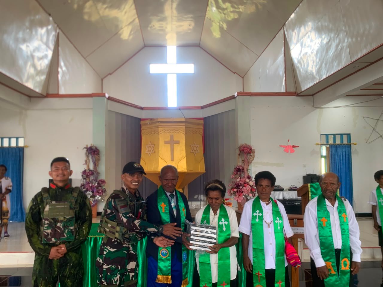Personel Satgas Yonif 645/GTY memperkenalkan anggota Pos TNI kepada jemaat di Gereja Distrik Apalapsili, Kabupaten Yalimo, Papua Pegunungan.