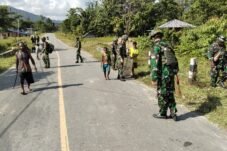 Satgas Yonif 645 Gotong Royong di Desa Ampera