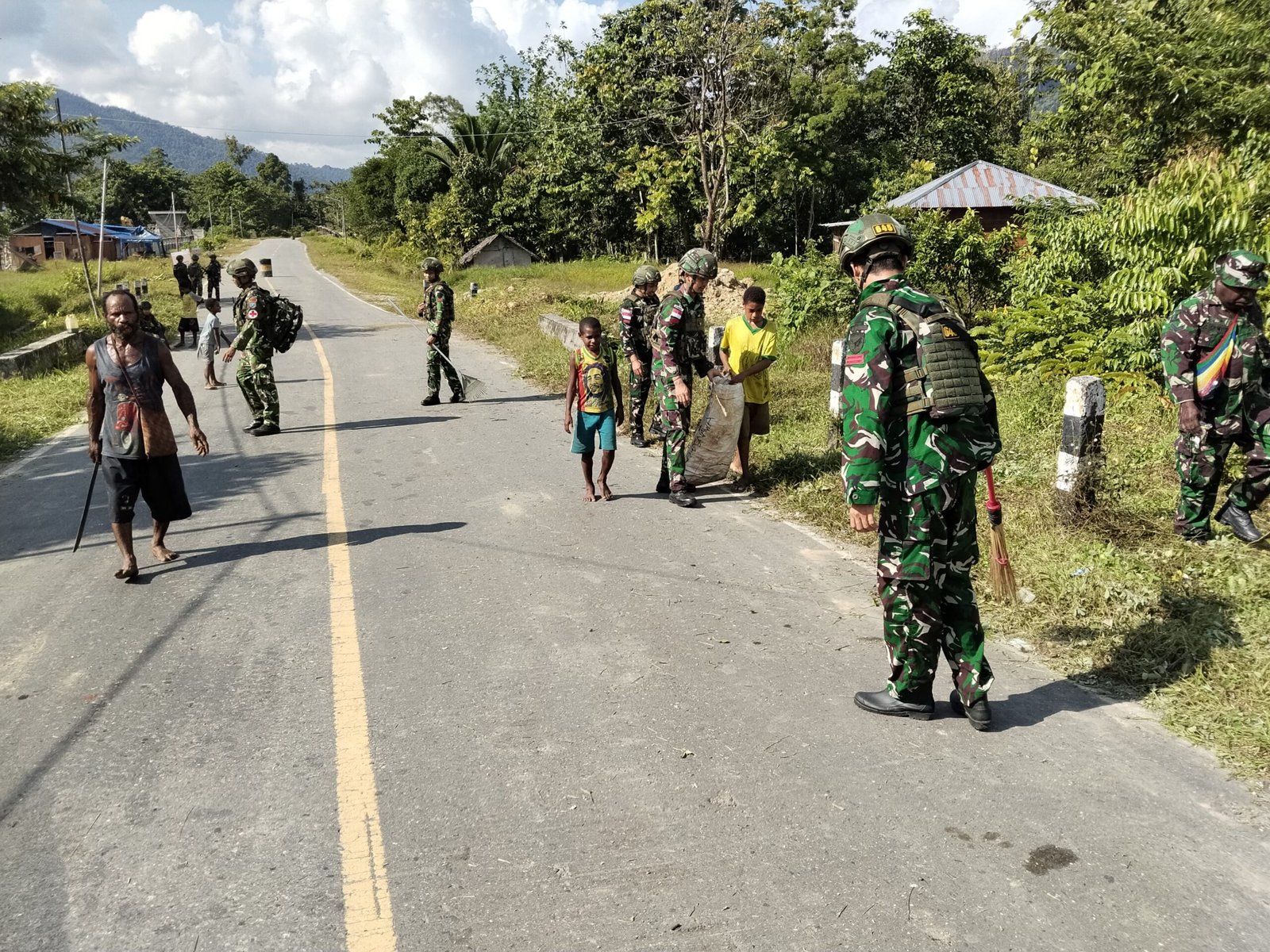 Satgas Yonif 645 Gotong Royong di Desa Ampera