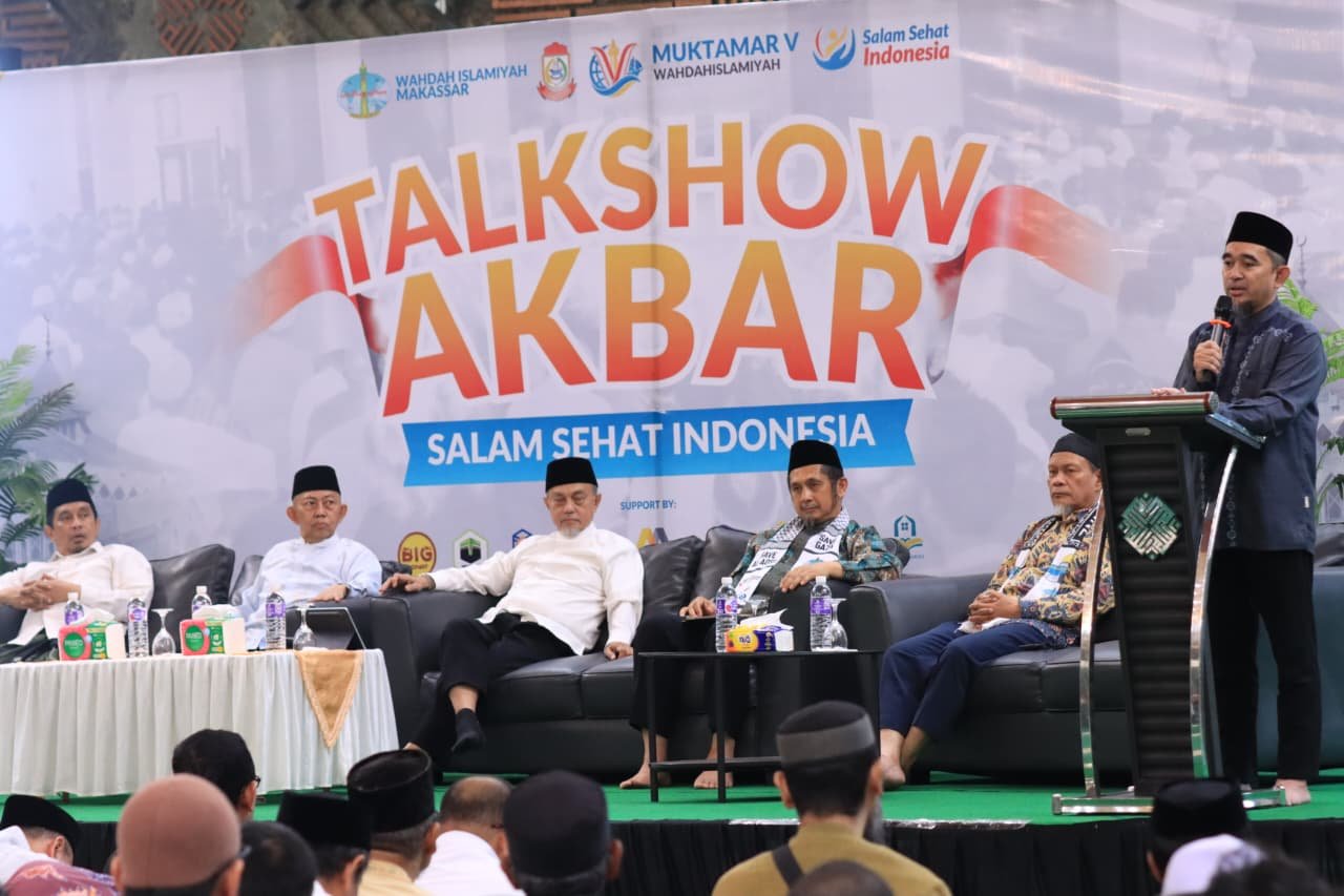 Sejumlah tokoh menghadiri Talkshow Akbar Semarak Muktamar V Wahdah Islamiyah di Masjid Al Markaz Al-Islami Jenderal M. Jusuf, Makassar, Sabtu (18/7/2026). Hadir antara lain Ketua Harian DPP Wahdah Islamiyah Dr. Rahmat Abdul Rahman, Wakil DPD RI H. Tamsil Linrung, Ustaz Zaitun Rasmin, Rektor Universitas Islam Makassar Prof. Muammar Bakri, Guru Besar UNM Prof. Mustari Bosra, serta Guru Besar Unhas Prof. Hamid Habbe.