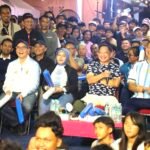 Menteri Dalam Negeri Muhammad Tito Karnavian, Menteri Perumahan dan Kawasan Permukiman Maruarar Sirait, serta Kepala Badan Pusat Statistik Amalia Adininggar Widyasanti bersama warga menyaksikan nonton bareng final Piala Dunia 2026 Argentina versus Spanyol di Menteng Tenggulun, Jakarta.
