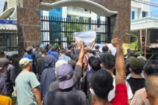 Massa HOTMA menggelar aksi dukungan untuk mantan Jampidsus Febrie Adriansyah di depan Kejatisu Medan.
