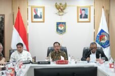 Mendagri Muhammad Tito Karnavian memimpin Rapat Koordinasi Pendataan Hunian Tetap Satgas PRR Pascabencana Sumatera secara hybrid di Jakarta, Selasa (21/7/2026).