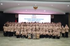 Ketua DWP Kemendagri Niken Tomsi Tohir bersama anggota usai pelatihan kreativitas. (Dok. DWP Kemendagri)