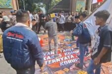 Aksi AMI di Kejati Jatim, Spanduk Bergambar Febrie Adriansyah Dilempari Telur Busuk