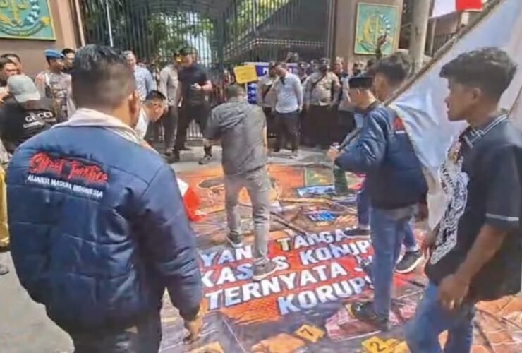 Aksi AMI di Kejati Jatim, Spanduk Bergambar Febrie Adriansyah Dilempari Telur Busuk