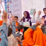 Keterangan Foto: Keceriaan sekitar 50 anak berseragam oranye saat bersenda gurau bersama Yane Bima Arya, istri Wakil Menteri Dalam Negeri, dalam peringatan Hari Anak Nasional 2026 di Taman Gurindam, Tanjungpinang, Kepulauan Riau, Kamis (23/7/2026).