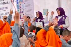 Keterangan Foto: Keceriaan sekitar 50 anak berseragam oranye saat bersenda gurau bersama Yane Bima Arya, istri Wakil Menteri Dalam Negeri, dalam peringatan Hari Anak Nasional 2026 di Taman Gurindam, Tanjungpinang, Kepulauan Riau, Kamis (23/7/2026).