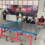 SINJAI, INSERTRAKYAT.com – Pengadilan Negeri Sinjai bersama Pengadilan Agama Sinjai memperkuat sinergitas antaraparatur melalui pelaksanaan Pekan Olahraga dan Seni (Porseni) dalam rangka memperingati Hari Ulang Tahun (HUT) ke-81 Mahkamah Agung Republik Indonesia. Kegiatan tersebut digelar di halaman Kantor Pengadilan Negeri Sinjai, Kamis (30/7/2026), dengan menghadirkan sejumlah perlombaan olahraga dan seni yang melibatkan aparatur kedua institusi peradilan. Porseni ini menjadi bagian dari rangkaian peringatan HUT Mahkamah Agung RI sekaligus menjadi ruang kebersamaan untuk mempererat hubungan kerja, meningkatkan kekompakan, serta membangun komunikasi positif antaraparatur. Berbagai cabang perlombaan disiapkan dalam kegiatan tersebut, mulai dari tangkap bebek, tenis meja, tenis lapangan, mini soccer, lomba menyanyi hingga lomba kebersihan ruangan. Pada cabang tenis meja, aparatur Pengadilan Negeri Sinjai dan Pengadilan Agama Sinjai berkompetisi dengan mengedepankan semangat sportivitas dan kebersamaan. Ketua Pengadilan Agama Sinjai, Harmoko Lestaluhu, S.H.I., M.H., mengatakan Porseni berlangsung mulai 24 Juli hingga 5 Agustus 2026 dengan mengusung semangat kebersamaan, sportivitas, dan kekeluargaan. Menurutnya, kegiatan tersebut tidak hanya menjadi ajang perlombaan, tetapi juga menjadi sarana memperkuat hubungan antaraparatur dalam lingkungan peradilan. “Melalui kegiatan ini diharapkan tercipta suasana kerja yang semakin harmonis serta memperkuat sinergi antarpegawai,” ujar Harmoko. Penyelenggaraan Porseni HUT ke-81 Mahkamah Agung RI diharapkan mampu meningkatkan semangat kebersamaan dan kekompakan aparatur dalam mendukung pelaksanaan tugas peradilan. Sinergi antara Pengadilan Negeri Sinjai dan Pengadilan Agama Sinjai menjadi bagian dari upaya memantapkan pelayanan peradilan yang profesional, berintegritas, serta berorientasi pada kebutuhan masyarakat.