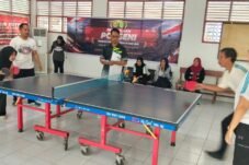 SINJAI, INSERTRAKYAT.com – Pengadilan Negeri Sinjai bersama Pengadilan Agama Sinjai memperkuat sinergitas antaraparatur melalui pelaksanaan Pekan Olahraga dan Seni (Porseni) dalam rangka memperingati Hari Ulang Tahun (HUT) ke-81 Mahkamah Agung Republik Indonesia. Kegiatan tersebut digelar di halaman Kantor Pengadilan Negeri Sinjai, Kamis (30/7/2026), dengan menghadirkan sejumlah perlombaan olahraga dan seni yang melibatkan aparatur kedua institusi peradilan. Porseni ini menjadi bagian dari rangkaian peringatan HUT Mahkamah Agung RI sekaligus menjadi ruang kebersamaan untuk mempererat hubungan kerja, meningkatkan kekompakan, serta membangun komunikasi positif antaraparatur. Berbagai cabang perlombaan disiapkan dalam kegiatan tersebut, mulai dari tangkap bebek, tenis meja, tenis lapangan, mini soccer, lomba menyanyi hingga lomba kebersihan ruangan. Pada cabang tenis meja, aparatur Pengadilan Negeri Sinjai dan Pengadilan Agama Sinjai berkompetisi dengan mengedepankan semangat sportivitas dan kebersamaan. Ketua Pengadilan Agama Sinjai, Harmoko Lestaluhu, S.H.I., M.H., mengatakan Porseni berlangsung mulai 24 Juli hingga 5 Agustus 2026 dengan mengusung semangat kebersamaan, sportivitas, dan kekeluargaan. Menurutnya, kegiatan tersebut tidak hanya menjadi ajang perlombaan, tetapi juga menjadi sarana memperkuat hubungan antaraparatur dalam lingkungan peradilan. “Melalui kegiatan ini diharapkan tercipta suasana kerja yang semakin harmonis serta memperkuat sinergi antarpegawai,” ujar Harmoko. Penyelenggaraan Porseni HUT ke-81 Mahkamah Agung RI diharapkan mampu meningkatkan semangat kebersamaan dan kekompakan aparatur dalam mendukung pelaksanaan tugas peradilan. Sinergi antara Pengadilan Negeri Sinjai dan Pengadilan Agama Sinjai menjadi bagian dari upaya memantapkan pelayanan peradilan yang profesional, berintegritas, serta berorientasi pada kebutuhan masyarakat.