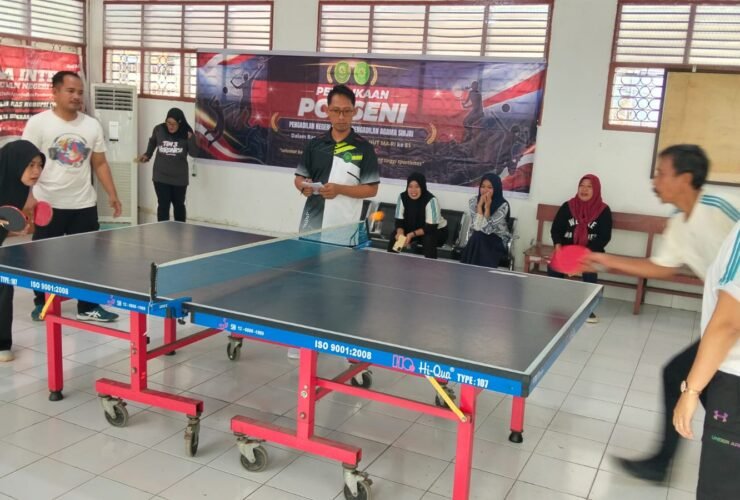 SINJAI, INSERTRAKYAT.com – Pengadilan Negeri Sinjai bersama Pengadilan Agama Sinjai memperkuat sinergitas antaraparatur melalui pelaksanaan Pekan Olahraga dan Seni (Porseni) dalam rangka memperingati Hari Ulang Tahun (HUT) ke-81 Mahkamah Agung Republik Indonesia. Kegiatan tersebut digelar di halaman Kantor Pengadilan Negeri Sinjai, Kamis (30/7/2026), dengan menghadirkan sejumlah perlombaan olahraga dan seni yang melibatkan aparatur kedua institusi peradilan. Porseni ini menjadi bagian dari rangkaian peringatan HUT Mahkamah Agung RI sekaligus menjadi ruang kebersamaan untuk mempererat hubungan kerja, meningkatkan kekompakan, serta membangun komunikasi positif antaraparatur. Berbagai cabang perlombaan disiapkan dalam kegiatan tersebut, mulai dari tangkap bebek, tenis meja, tenis lapangan, mini soccer, lomba menyanyi hingga lomba kebersihan ruangan. Pada cabang tenis meja, aparatur Pengadilan Negeri Sinjai dan Pengadilan Agama Sinjai berkompetisi dengan mengedepankan semangat sportivitas dan kebersamaan. Ketua Pengadilan Agama Sinjai, Harmoko Lestaluhu, S.H.I., M.H., mengatakan Porseni berlangsung mulai 24 Juli hingga 5 Agustus 2026 dengan mengusung semangat kebersamaan, sportivitas, dan kekeluargaan. Menurutnya, kegiatan tersebut tidak hanya menjadi ajang perlombaan, tetapi juga menjadi sarana memperkuat hubungan antaraparatur dalam lingkungan peradilan. “Melalui kegiatan ini diharapkan tercipta suasana kerja yang semakin harmonis serta memperkuat sinergi antarpegawai,” ujar Harmoko. Penyelenggaraan Porseni HUT ke-81 Mahkamah Agung RI diharapkan mampu meningkatkan semangat kebersamaan dan kekompakan aparatur dalam mendukung pelaksanaan tugas peradilan. Sinergi antara Pengadilan Negeri Sinjai dan Pengadilan Agama Sinjai menjadi bagian dari upaya memantapkan pelayanan peradilan yang profesional, berintegritas, serta berorientasi pada kebutuhan masyarakat.