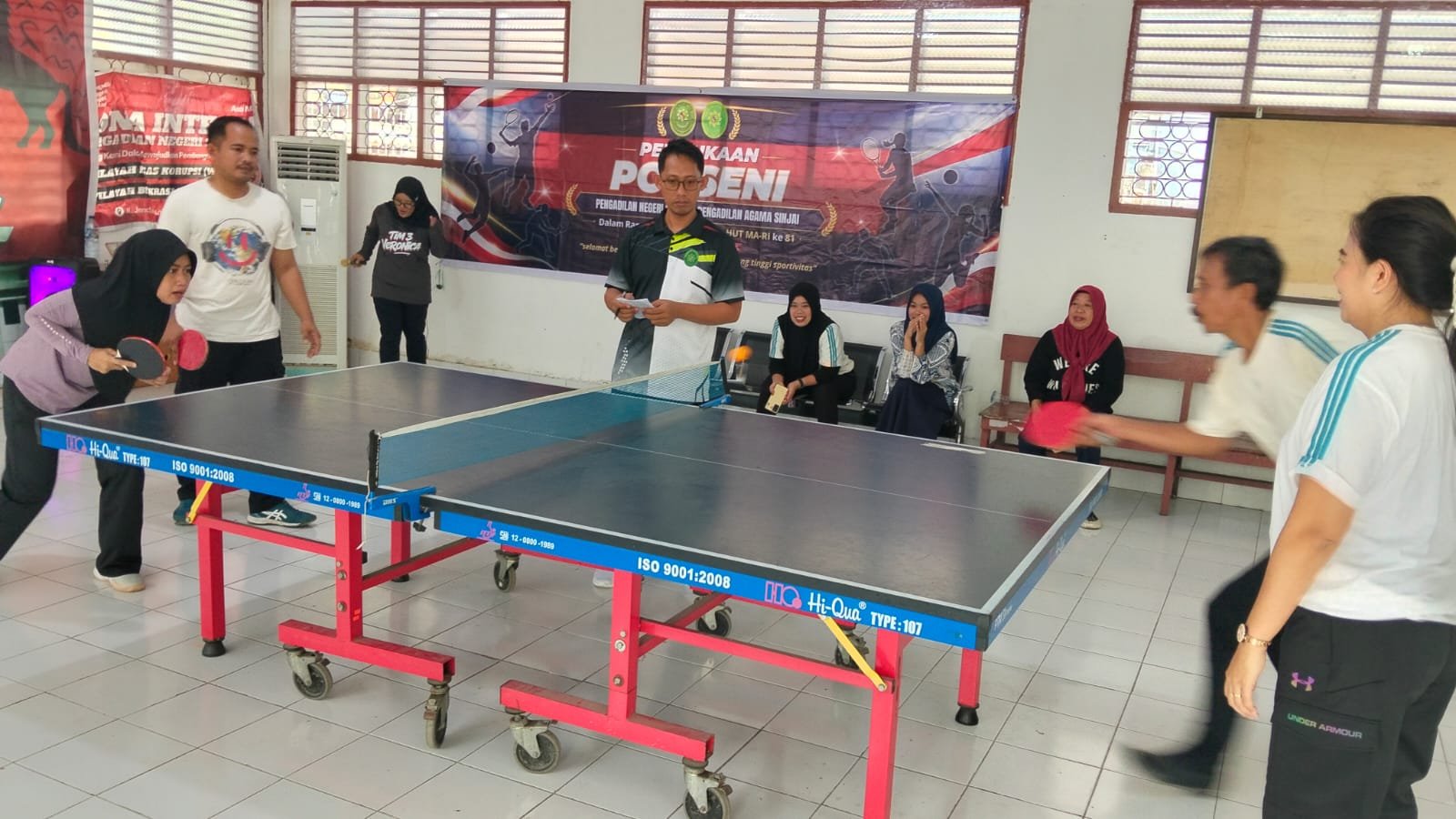 SINJAI, INSERTRAKYAT.com – Pengadilan Negeri Sinjai bersama Pengadilan Agama Sinjai memperkuat sinergitas antaraparatur melalui pelaksanaan Pekan Olahraga dan Seni (Porseni) dalam rangka memperingati Hari Ulang Tahun (HUT) ke-81 Mahkamah Agung Republik Indonesia. Kegiatan tersebut digelar di halaman Kantor Pengadilan Negeri Sinjai, Kamis (30/7/2026), dengan menghadirkan sejumlah perlombaan olahraga dan seni yang melibatkan aparatur kedua institusi peradilan. Porseni ini menjadi bagian dari rangkaian peringatan HUT Mahkamah Agung RI sekaligus menjadi ruang kebersamaan untuk mempererat hubungan kerja, meningkatkan kekompakan, serta membangun komunikasi positif antaraparatur. Berbagai cabang perlombaan disiapkan dalam kegiatan tersebut, mulai dari tangkap bebek, tenis meja, tenis lapangan, mini soccer, lomba menyanyi hingga lomba kebersihan ruangan. Pada cabang tenis meja, aparatur Pengadilan Negeri Sinjai dan Pengadilan Agama Sinjai berkompetisi dengan mengedepankan semangat sportivitas dan kebersamaan. Ketua Pengadilan Agama Sinjai, Harmoko Lestaluhu, S.H.I., M.H., mengatakan Porseni berlangsung mulai 24 Juli hingga 5 Agustus 2026 dengan mengusung semangat kebersamaan, sportivitas, dan kekeluargaan. Menurutnya, kegiatan tersebut tidak hanya menjadi ajang perlombaan, tetapi juga menjadi sarana memperkuat hubungan antaraparatur dalam lingkungan peradilan. “Melalui kegiatan ini diharapkan tercipta suasana kerja yang semakin harmonis serta memperkuat sinergi antarpegawai,” ujar Harmoko. Penyelenggaraan Porseni HUT ke-81 Mahkamah Agung RI diharapkan mampu meningkatkan semangat kebersamaan dan kekompakan aparatur dalam mendukung pelaksanaan tugas peradilan. Sinergi antara Pengadilan Negeri Sinjai dan Pengadilan Agama Sinjai menjadi bagian dari upaya memantapkan pelayanan peradilan yang profesional, berintegritas, serta berorientasi pada kebutuhan masyarakat.