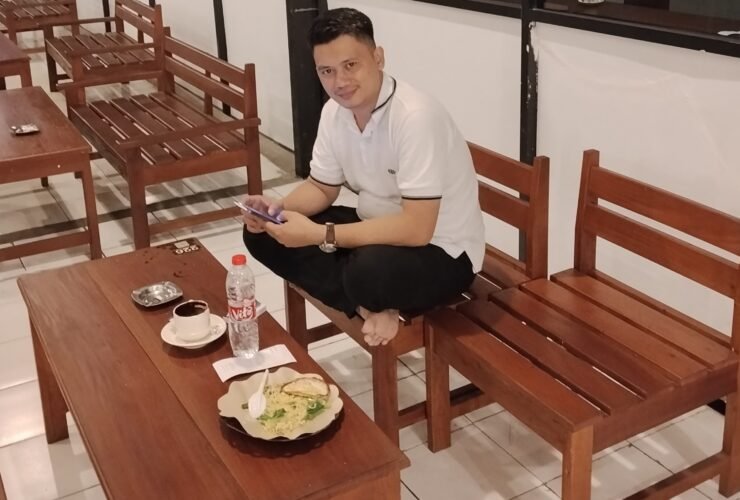Kopi Klotok Kota Solo dan Telur Dadar Hambalang