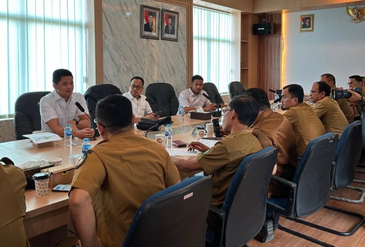 Rapat DPR bersama pemerintah Kabupaten Bengkalis. Mereka membahas keterbatasan kuota barcode Pertalite.