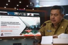 Rapat Koordinasi Pengendalian Inflasi Tahun 2026 yang dirangkaikan dengan Evaluasi Dukungan Pemda dalam Program 3 Juta Rumah secara hybrid dari Kantor Kemendagri, Jakarta, Senin (20/7/2026).