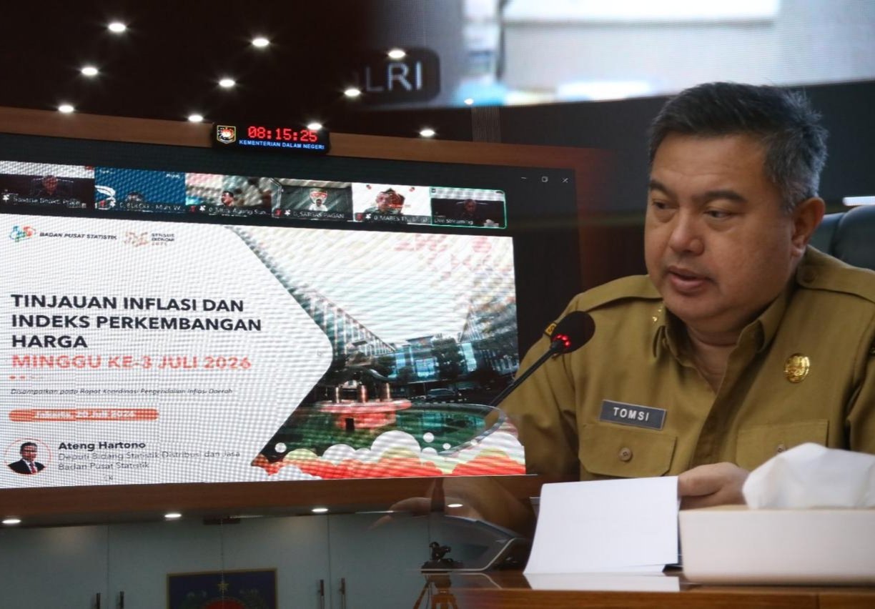 Rapat Koordinasi Pengendalian Inflasi Tahun 2026 yang dirangkaikan dengan Evaluasi Dukungan Pemda dalam Program 3 Juta Rumah secara hybrid dari Kantor Kemendagri, Jakarta, Senin (20/7/2026).