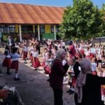Direktur Sosialisasi dan Kampanye Antikorupsi KPK Amir Arief bersama siswa-siswi SD Negeri Batu Esa dalam kegiatan KPK Mengajar di Kupang.
