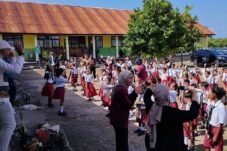 Direktur Sosialisasi dan Kampanye Antikorupsi KPK Amir Arief bersama siswa-siswi SD Negeri Batu Esa dalam kegiatan KPK Mengajar di Kupang.