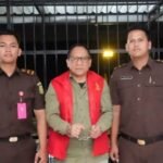 Tersangka Choirul Anwar mengenakan rompi tahanan bersama jajaran Kejaksaan Negeri di Surabaya.