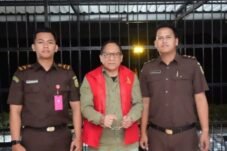 Tersangka Choirul Anwar mengenakan rompi tahanan bersama jajaran Kejaksaan Negeri di Surabaya.