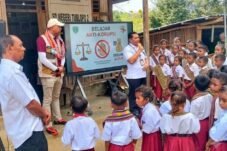 KPK Mengajar menanamkan nilai integritas kepada siswa SD Negeri 2 Tublopo, TTU, NTT, melalui pembelajaran antikorupsi sejak usia dini.