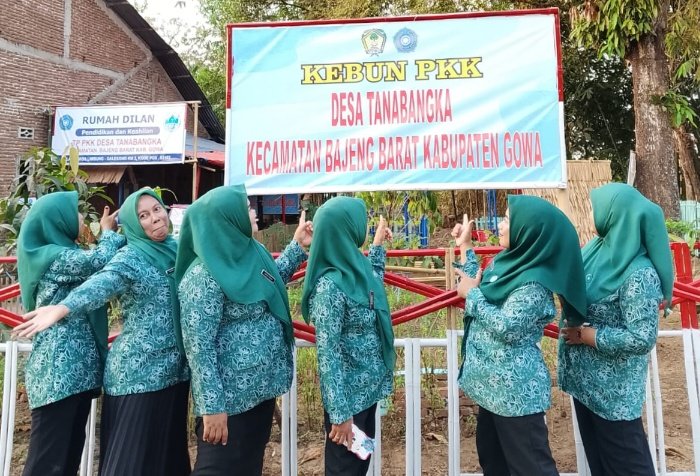 Pemanfaatan lahan pekarangan menjadi kawasan Pekarangan Pangan Bergizi (PPB) yang dilakukan Sekretaris Desa (Sekdes) Tanabangka, Kecamatan Bajeng Barat, Kabupaten Gowa, Muh Ridwan, mendapat apresiasi dari masyarakat luas.