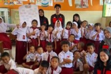 Mahasiswa KKN Unhas Hidupkan Literasi Budaya Lewat "Kelas Lontara Cilik", Murid SD 1 Amparita Antusias Belajar Aksara Bugis