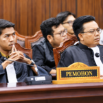 "Mahkamah Konstitusi menolak permohonan uji materi terkait ketentuan pembayaran hak pekerja dalam UU Cipta Kerja."