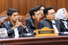 "Mahkamah Konstitusi menolak permohonan uji materi terkait ketentuan pembayaran hak pekerja dalam UU Cipta Kerja."