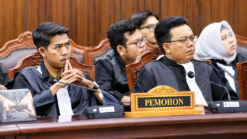 "Mahkamah Konstitusi menolak permohonan uji materi terkait ketentuan pembayaran hak pekerja dalam UU Cipta Kerja."