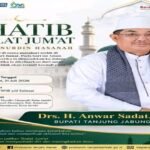 Bupati Tanjung Jabung Barat menyampaikan khutbah tentang penguatan iman, akhlak, dan persatuan di Masjid Nurdin Hasanah, Kota Jambi, Jumat (31/7/2026).