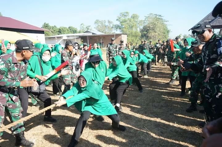 Kemeriahan semakin terasa saat peserta berlaga dalam lomba tarik tambang, estafet tepung, dan bakiak. Sorak sorai, gelak tawa, dan semangat pantang menyerah memenuhi arena, memperlihatkan bahwa peringatan HUT Kemerdekaan
