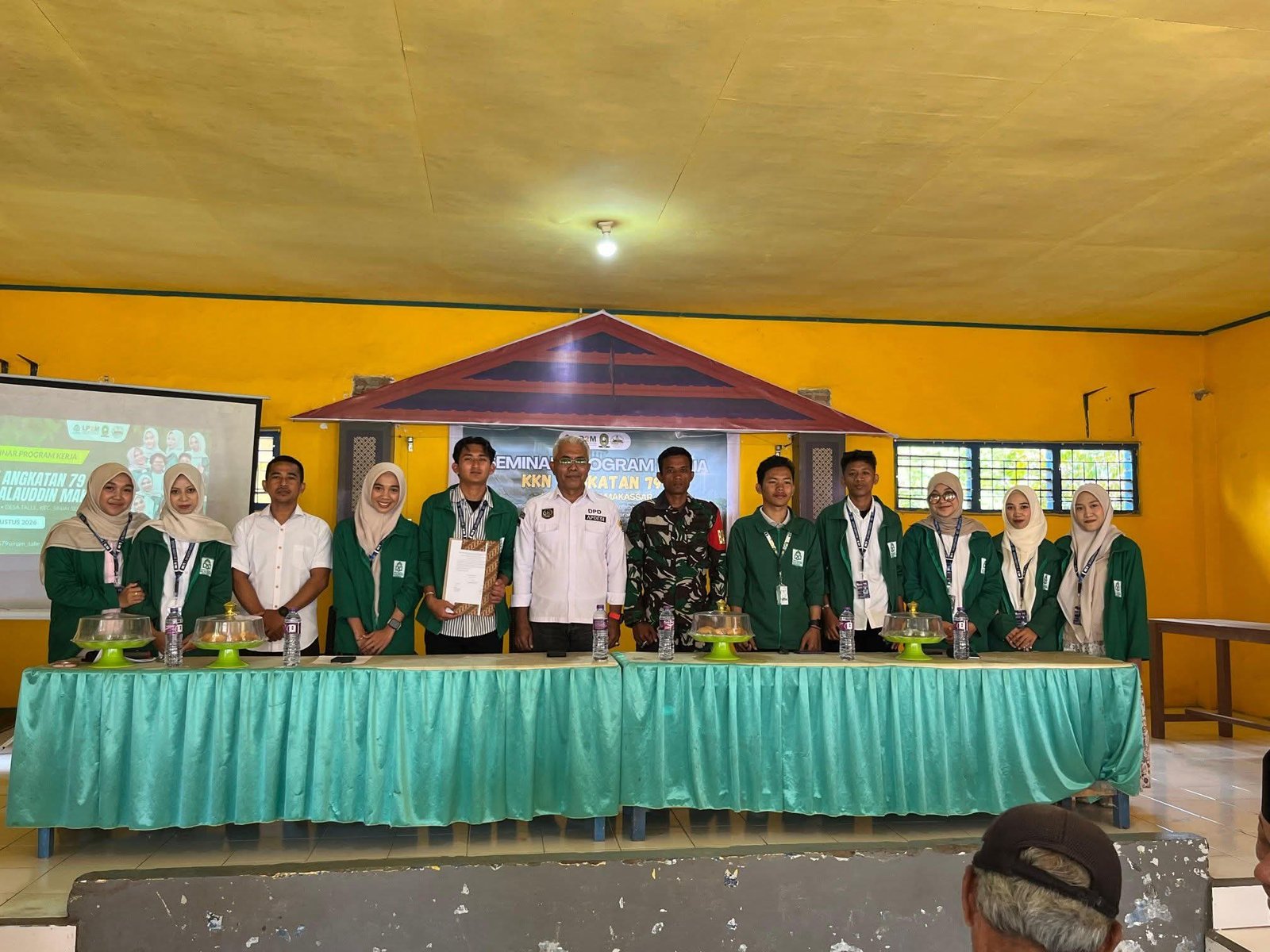 Mahasiswa KKN Angkatan 79 UIN Alauddin Makassar mengikuti seminar program kerja di Kantor Desa Talle, Kecamatan Sinjai Selatan, Rabu (26/8/2026). Sumber foto: Dokumentasi KKN 79.