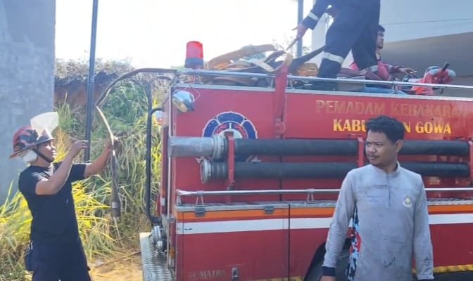 Petugas Pemadam Kebakaran Kabupaten Gowa Sigap turun ke Lokasi Kejadian