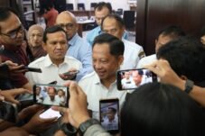 Mendagri Tito Karnavian menyiapkan tiga langkah membantu daerah membayar gaji pegawai. Tambahan DAU menjadi opsi terakhir setelah efisiensi dan pencairan DBH.