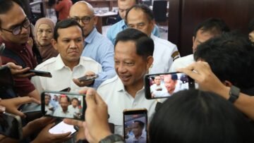 Mendagri Tito Karnavian menyiapkan tiga langkah membantu daerah membayar gaji pegawai. Tambahan DAU menjadi opsi terakhir setelah efisiensi dan pencairan DBH.