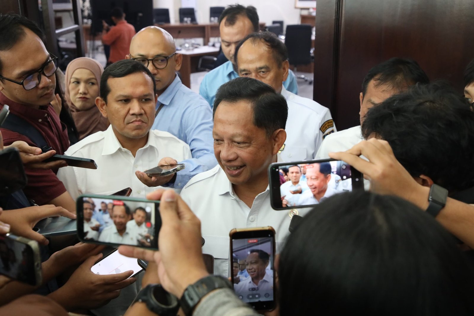 Mendagri Tito Karnavian menyiapkan tiga langkah membantu daerah membayar gaji pegawai. Tambahan DAU menjadi opsi terakhir setelah efisiensi dan pencairan DBH.