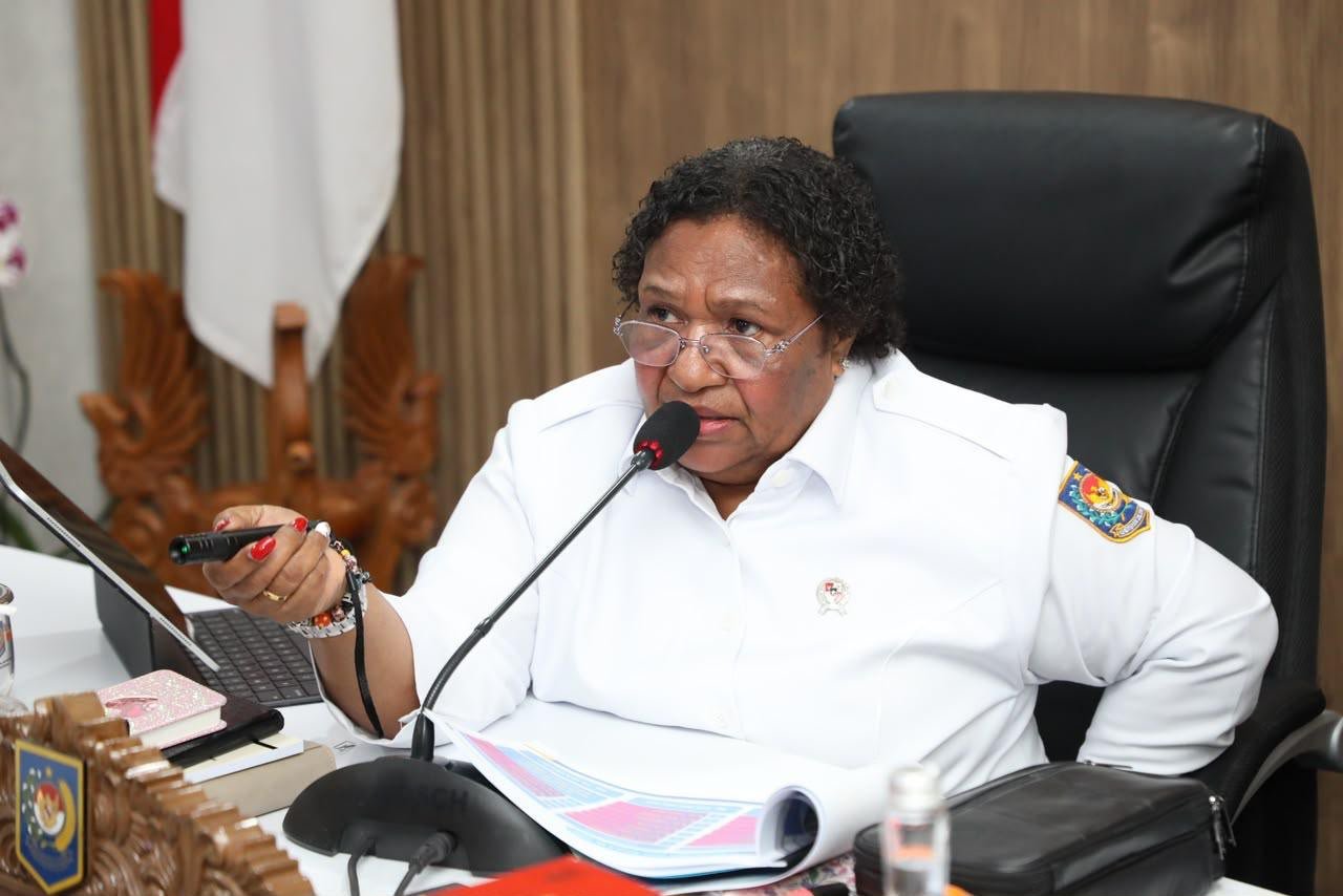Wakil Menteri Dalam Negeri Ribka Haluk menyampaikan pemerintah akan mengirim tim lintas instansi untuk menyelidiki dugaan keracunan makanan yang menimpa sejumlah siswa di Kabupaten Jayapura, Papua.