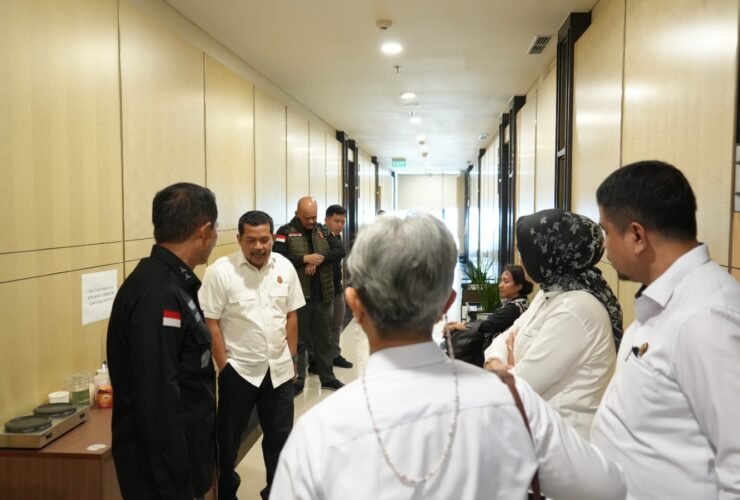 Komisi Kejaksaan Republik Indonesia (Komjak RI) memantau perkembangan penyidikan perkara dugaan tindak pidana korupsi dan tindak pidana pencucian uang (TPPU) yang menjerat mantan Jaksa Agung Muda Tindak Pidana Khusus (Jampidsus), FA.